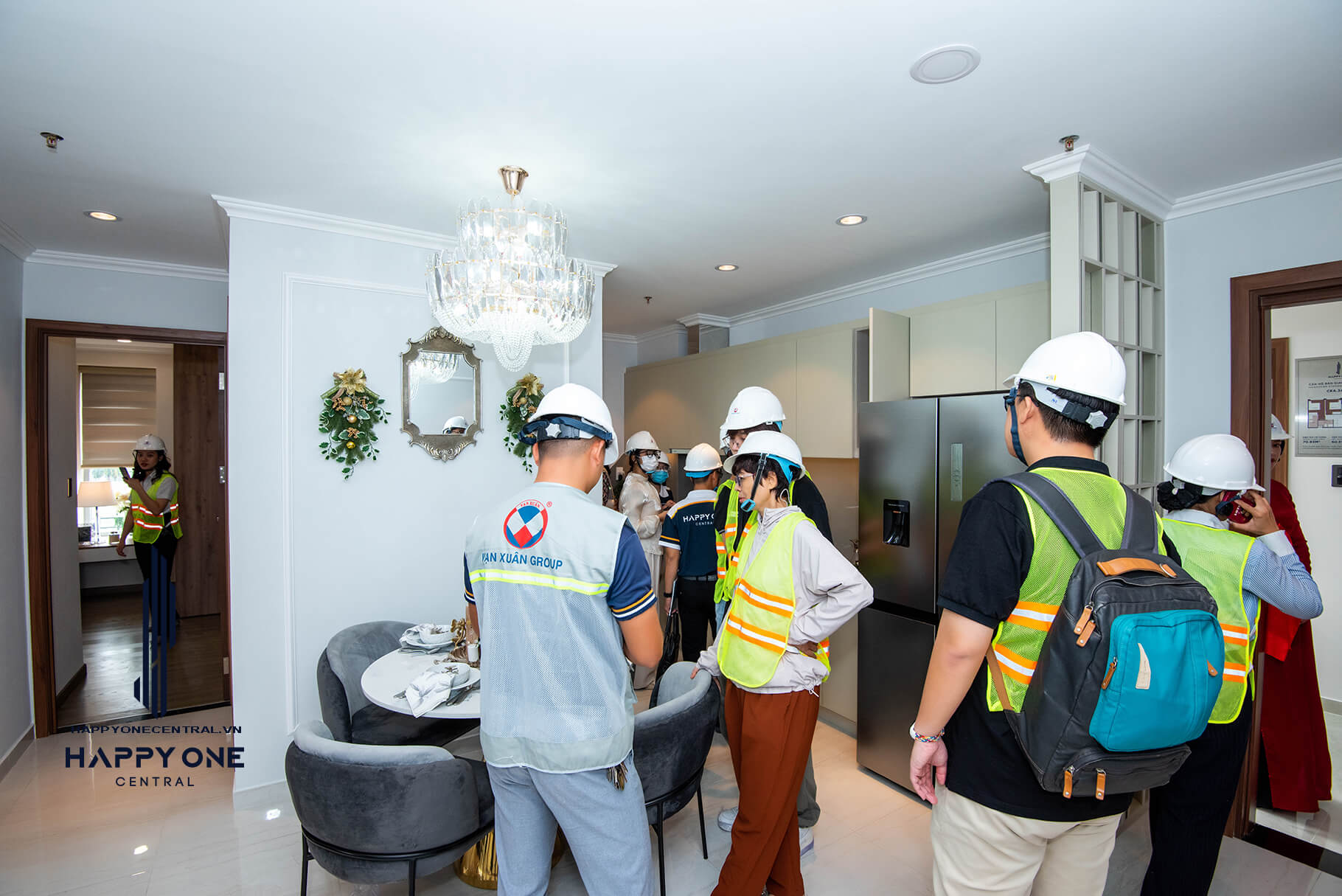 Khách hàng happy one central được xem căn hộ mẫu thực tế tại dự án